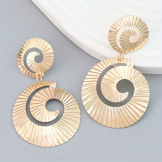 Goldene Boho-Ohrringe in Spiralform