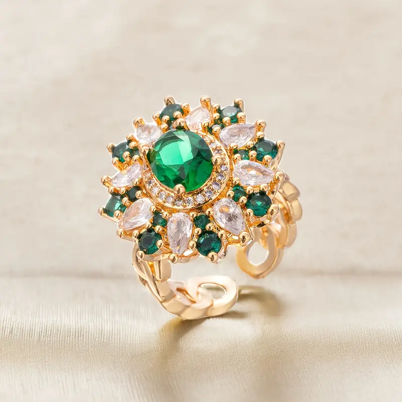 Ring mit Mandala-Muster aus weißen und grünen Kristallen