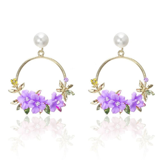 Florale Ohrringe in Loop-Form mit Perle