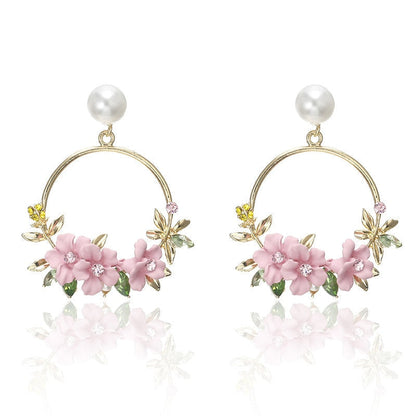 Florale Ohrringe in Loop-Form mit Perle