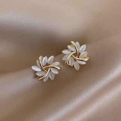 Luxuriöse weiße Opal Ohrringe in Gold