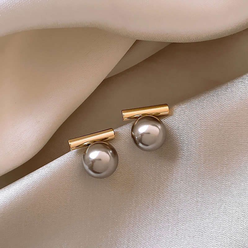 Elegante Gold-Ohrstecker mit dunkler Perle