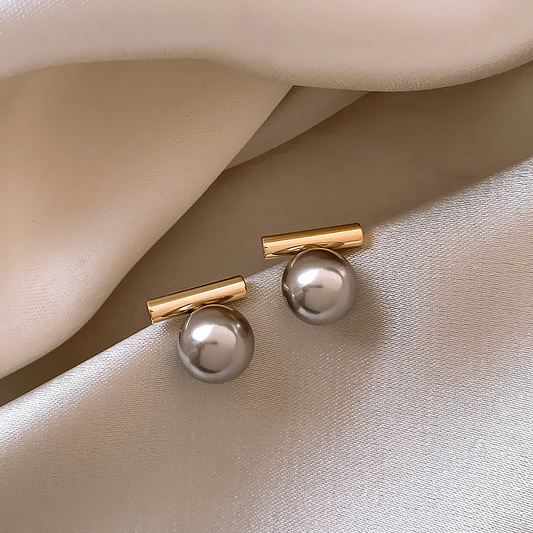 Elegante Gold-Ohrstecker mit dunkler Perle