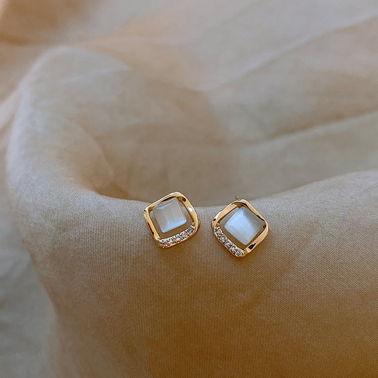 Elegante Ohrringe mit Goldenem Mondkristall