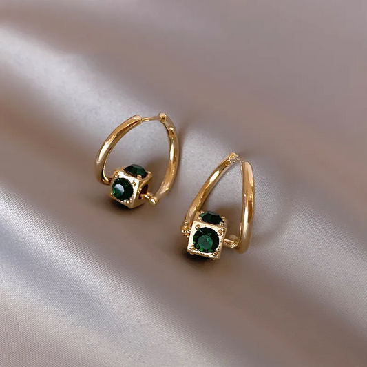 Elegante Goldohrringe mit kleinen dunkelgrünen Steinen