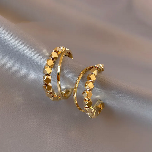 Elegante Goldohrringe mit kleinen Quadraten