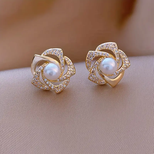 Elegante Ohrstecker in Blumenform mit Perle
