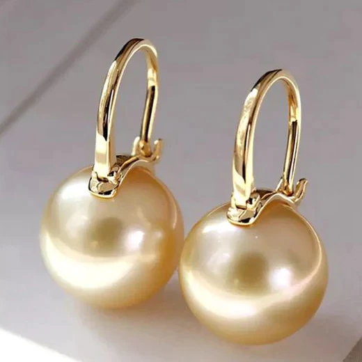 Elegante Goldohrringe mit goldenen Perlen