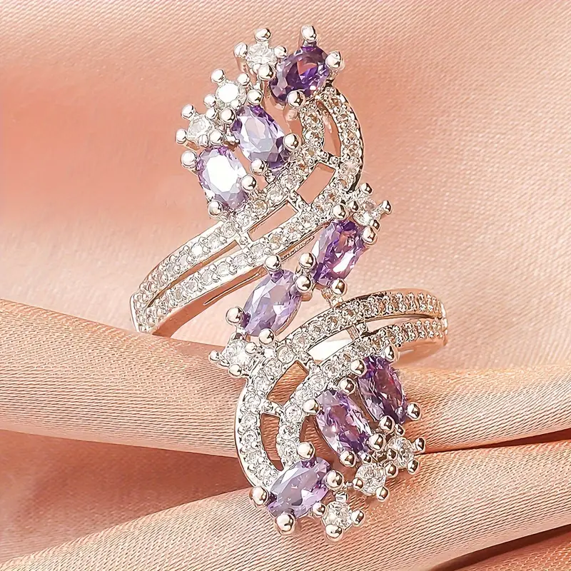 Eleganter Spiralring mit Zirkonia und violettem Kristall