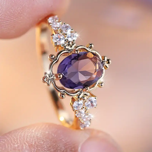 Eleganter Goldring mit violettem Stein und feinen Kristallen